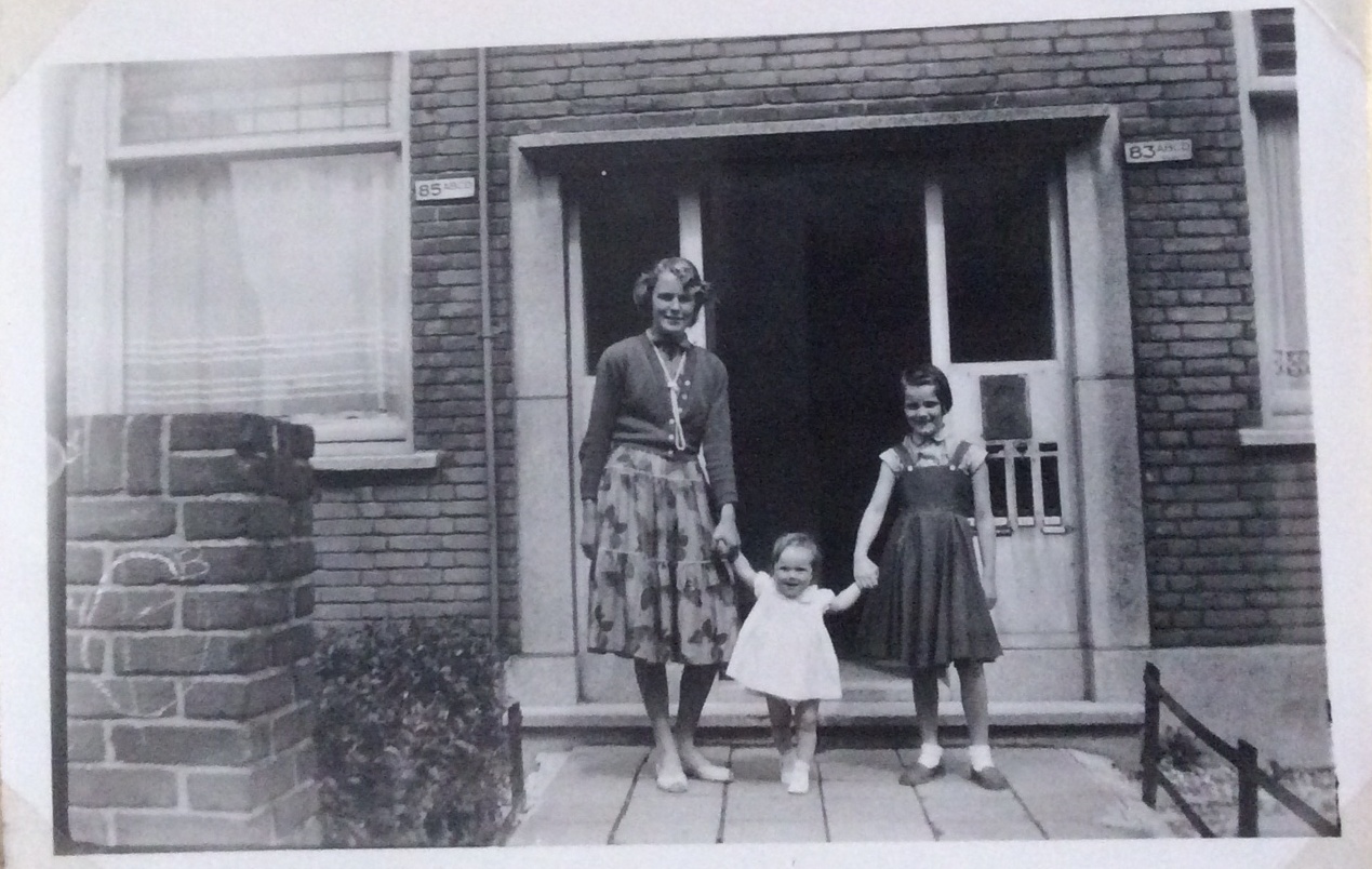 ANNELIES LENNY & JEANNETTE  in ROTTERDAM 1957